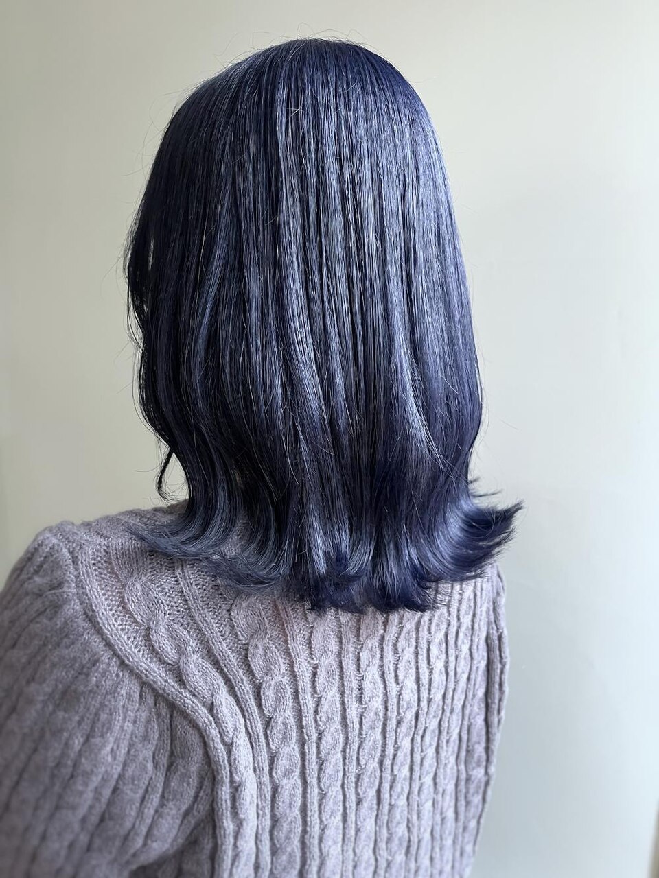 ミディアムボブ×ネイビーブルーカラー