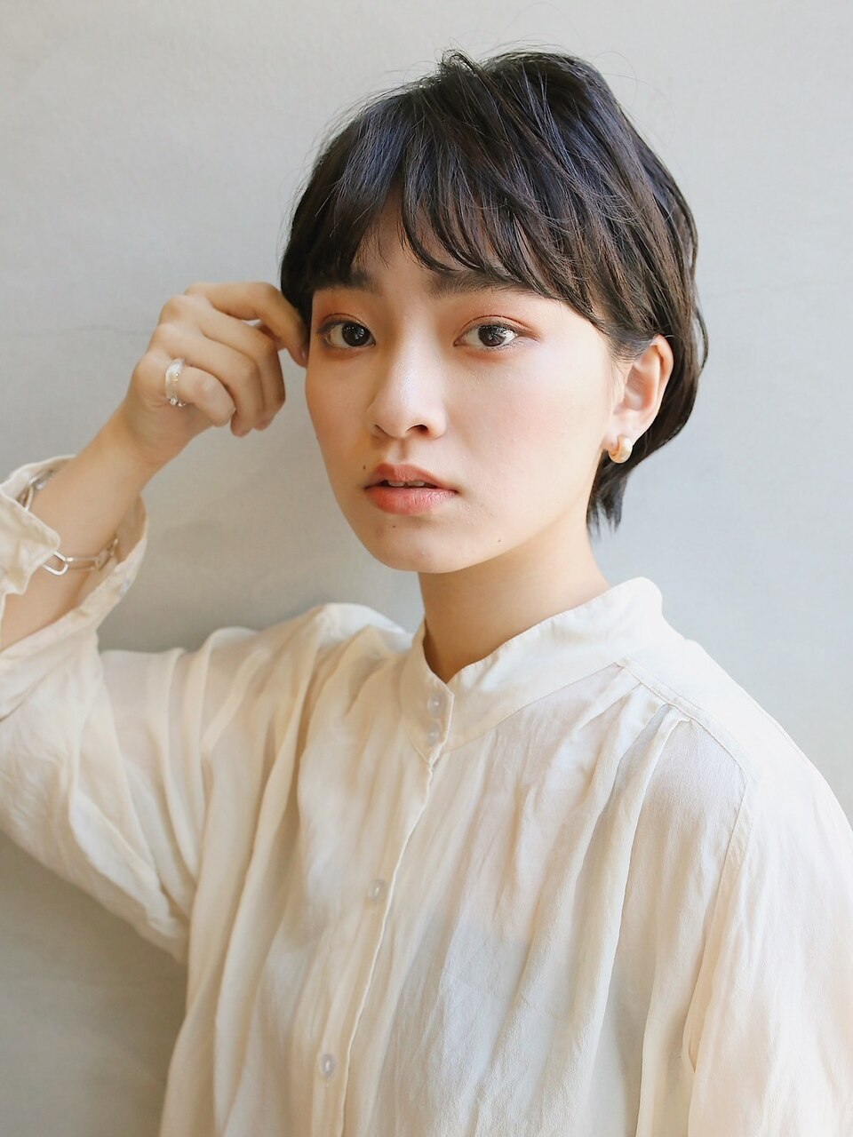 小顔ショート×耳掛けニュアンスボブ×ダークアッシュ