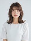 ふんわりとした毛先の外ハネカールが可愛らしいミディアムヘア