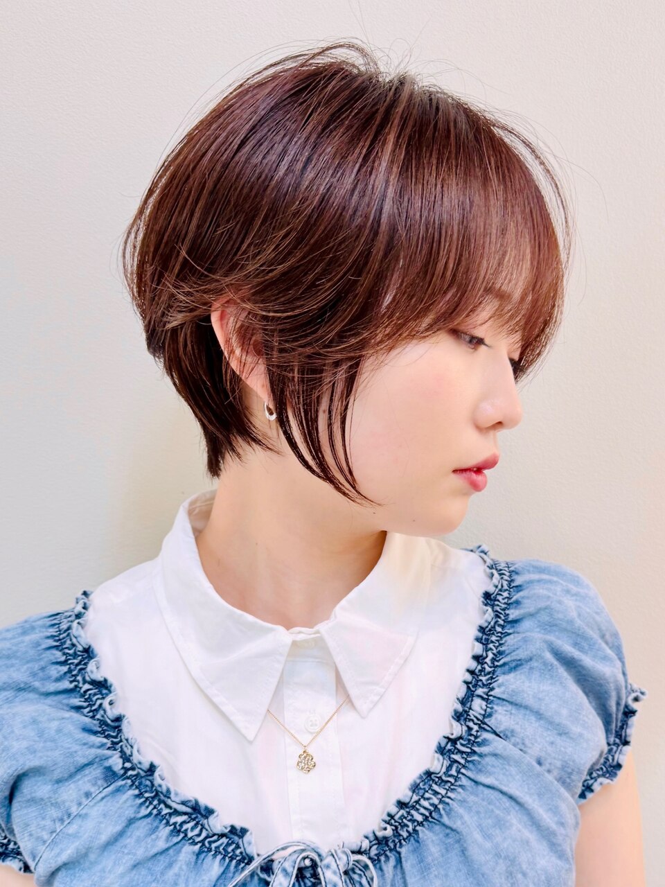 "横浜日本大通り"落ち着いた都会の色を纏うバイオレットショート