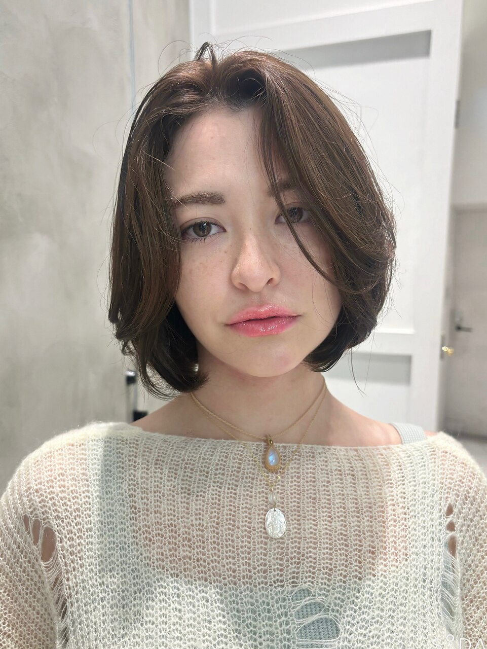 ボブ 顔周りレイヤー オリーブベージュ ブリーチなしカラー