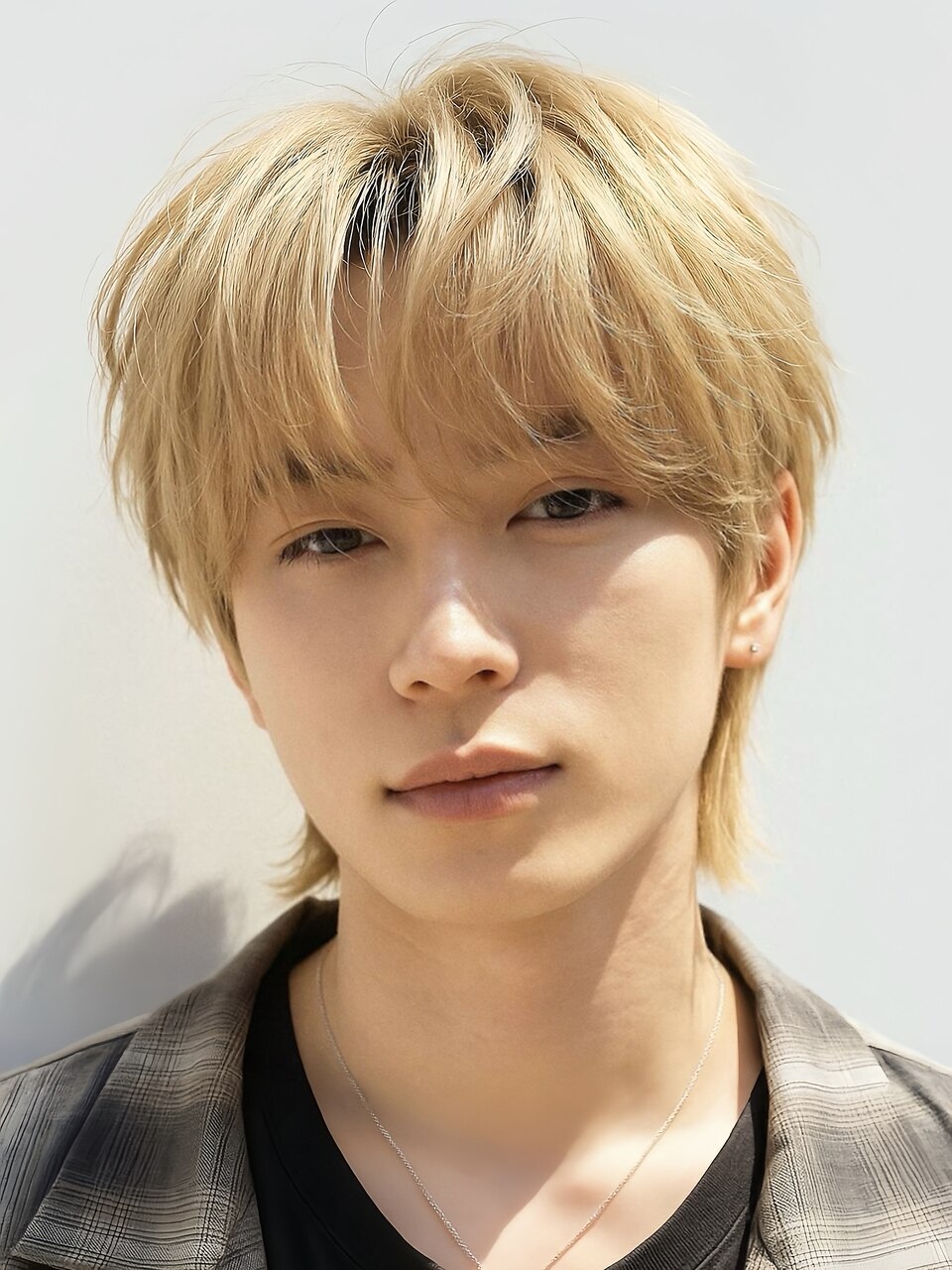 ケアブリーチブロンドメンズ韓国マッシュフェザーショート