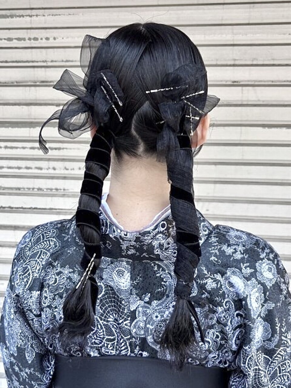 お呼ばれヘアツインヘアツインアレンジリボンヘア浴衣暗めカラー