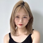 小顔ミディアムレイヤー×ミルクティーベージュ