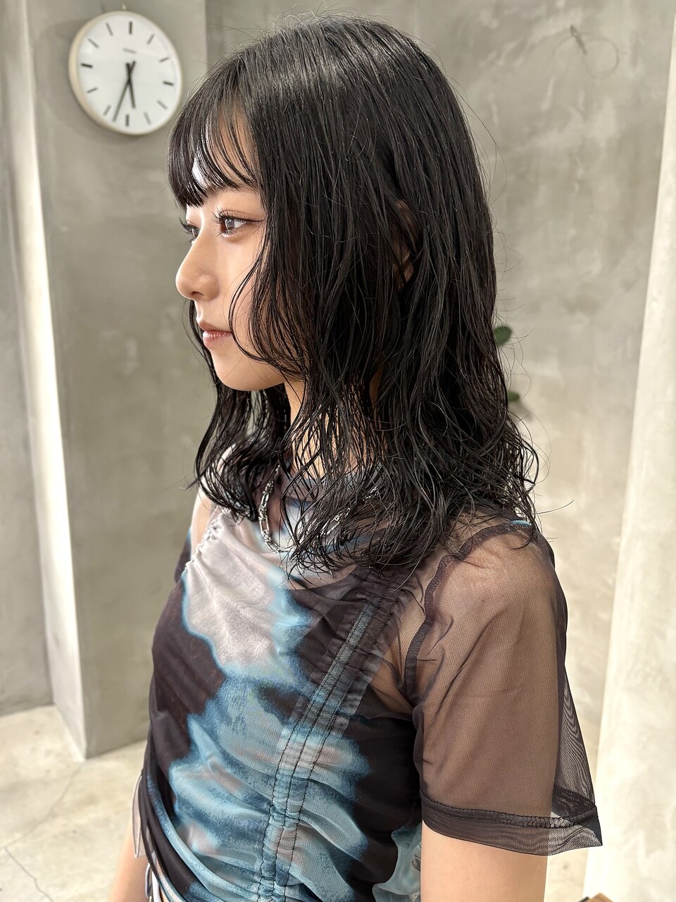 ミディアムウェーブパーマ　ニュアンスゆるめ　くるくる　黒髪