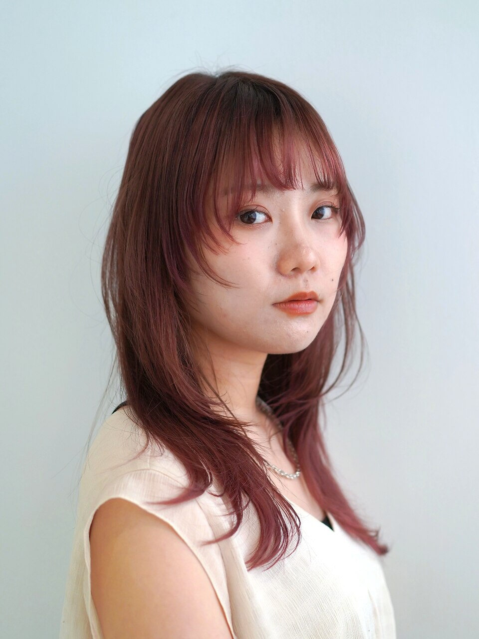 ほんのりピンクカラーのミディアムレイヤー