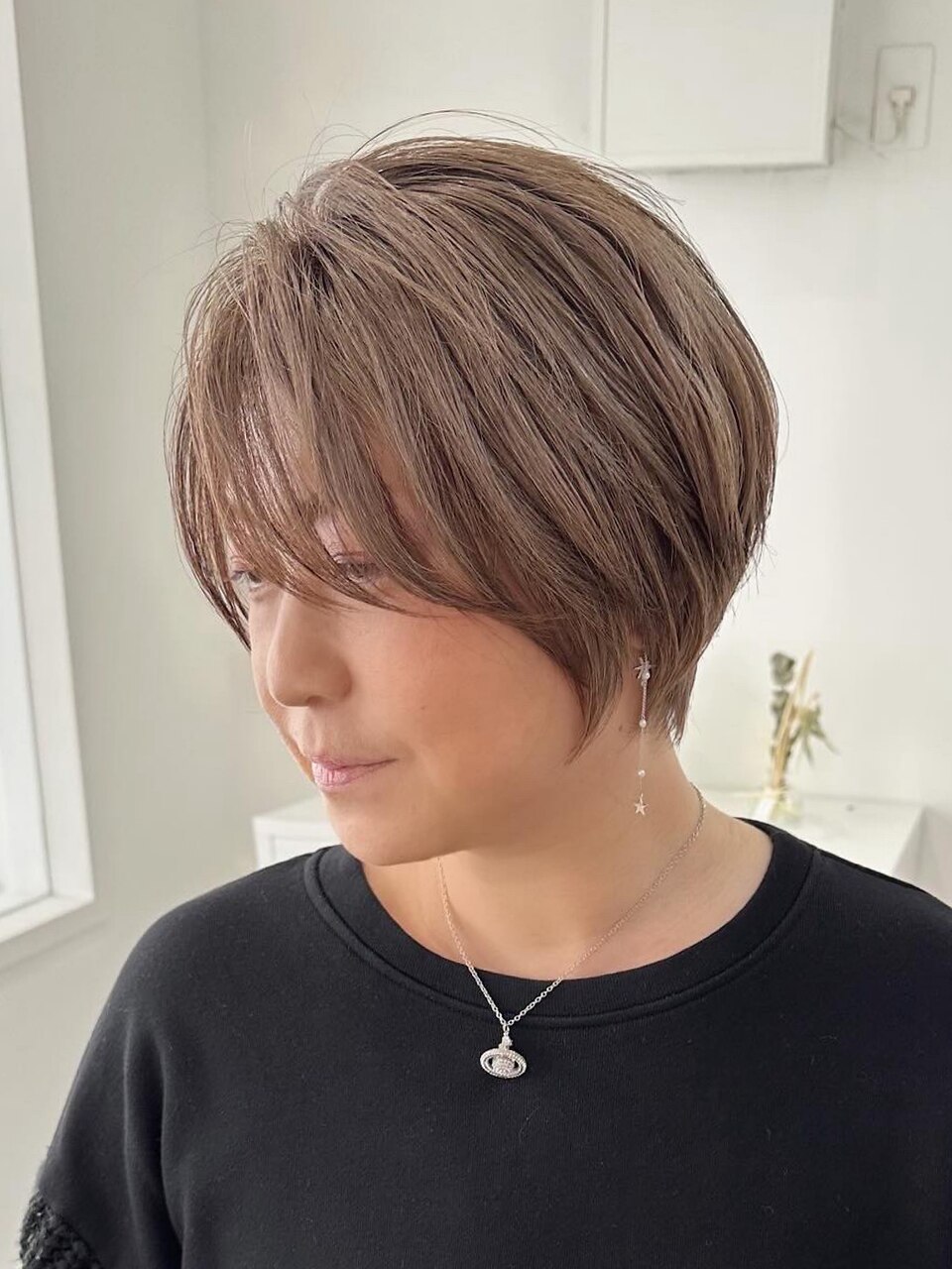 くびれヘアで大人の色気ハイトーンショート【suiw】昭和町