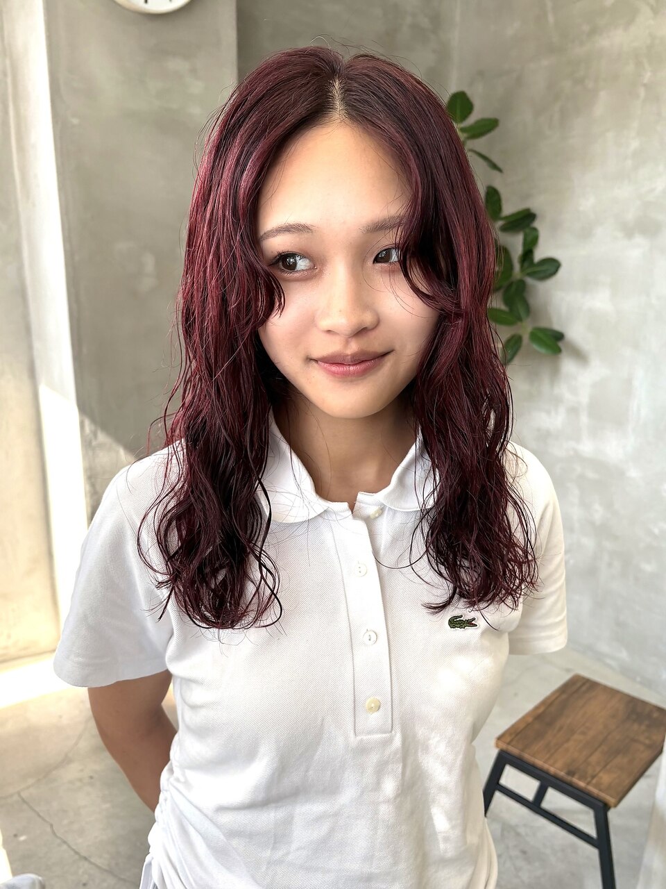 ロングウェーブヘア　デジタルパーマ　レッドピンクカラー