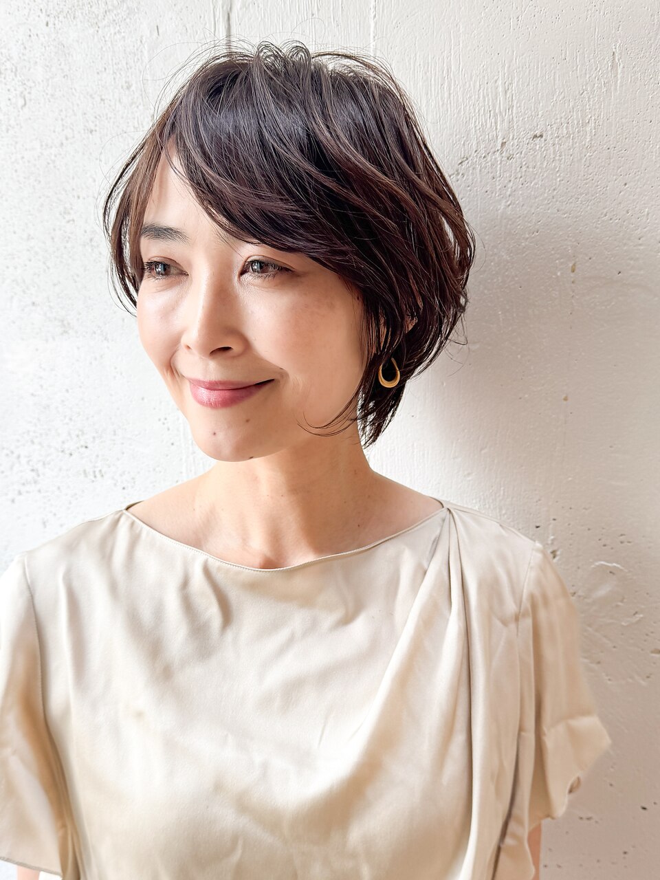 柔らかさと立体感を両立した大人ショートボブ