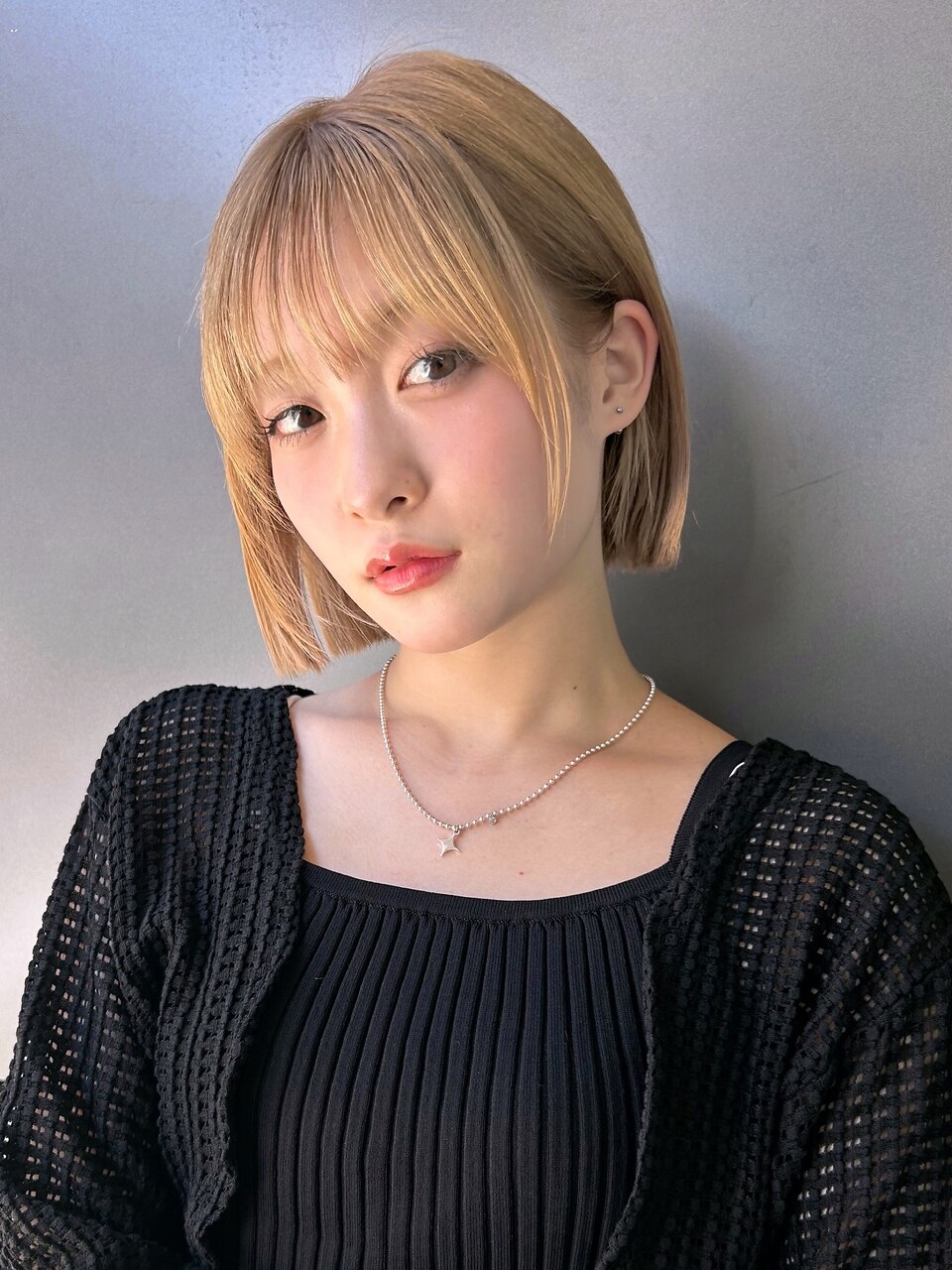 艶と抜け感を両立したミニボブ×シアーベージュ