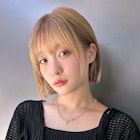 艶と抜け感を両立したミニボブ×シアーベージュ