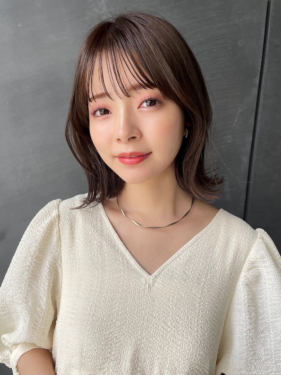 レイヤーボブ　くびれヘア　切りっぱなし　外ハネ　ベージュ