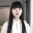 黒っぽくモードな印象のブルーブラック×ワイドバング