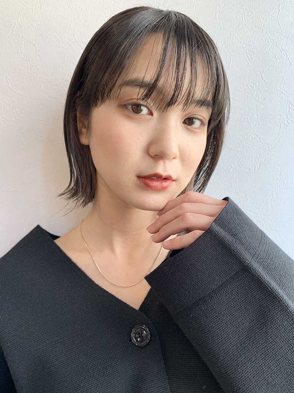 切りっぱなし外ハネボブ艶暗髪シースルーバング