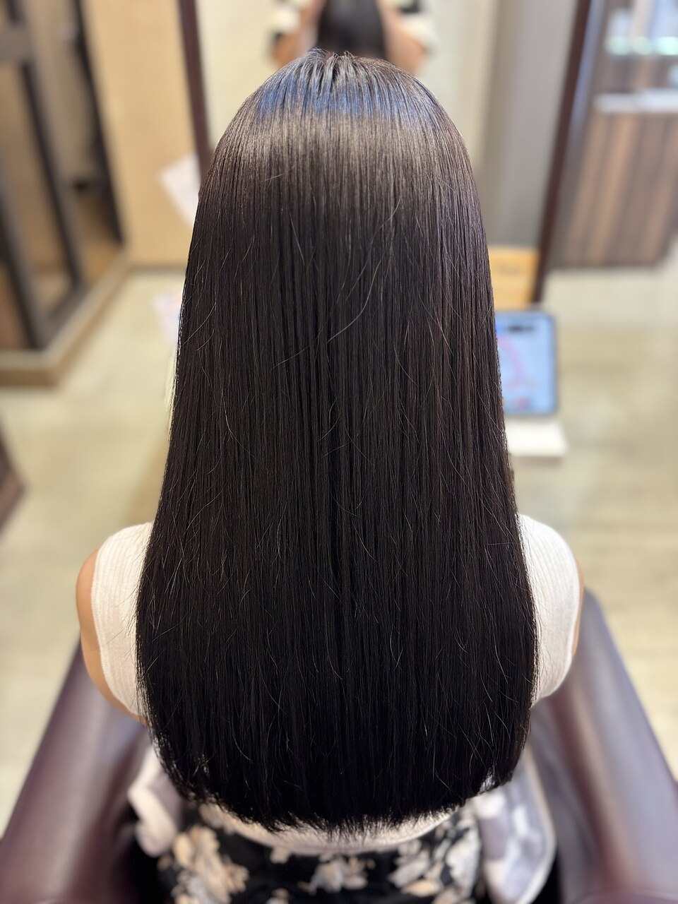 暗髪カラーで艶感アップ！ロングスタイル