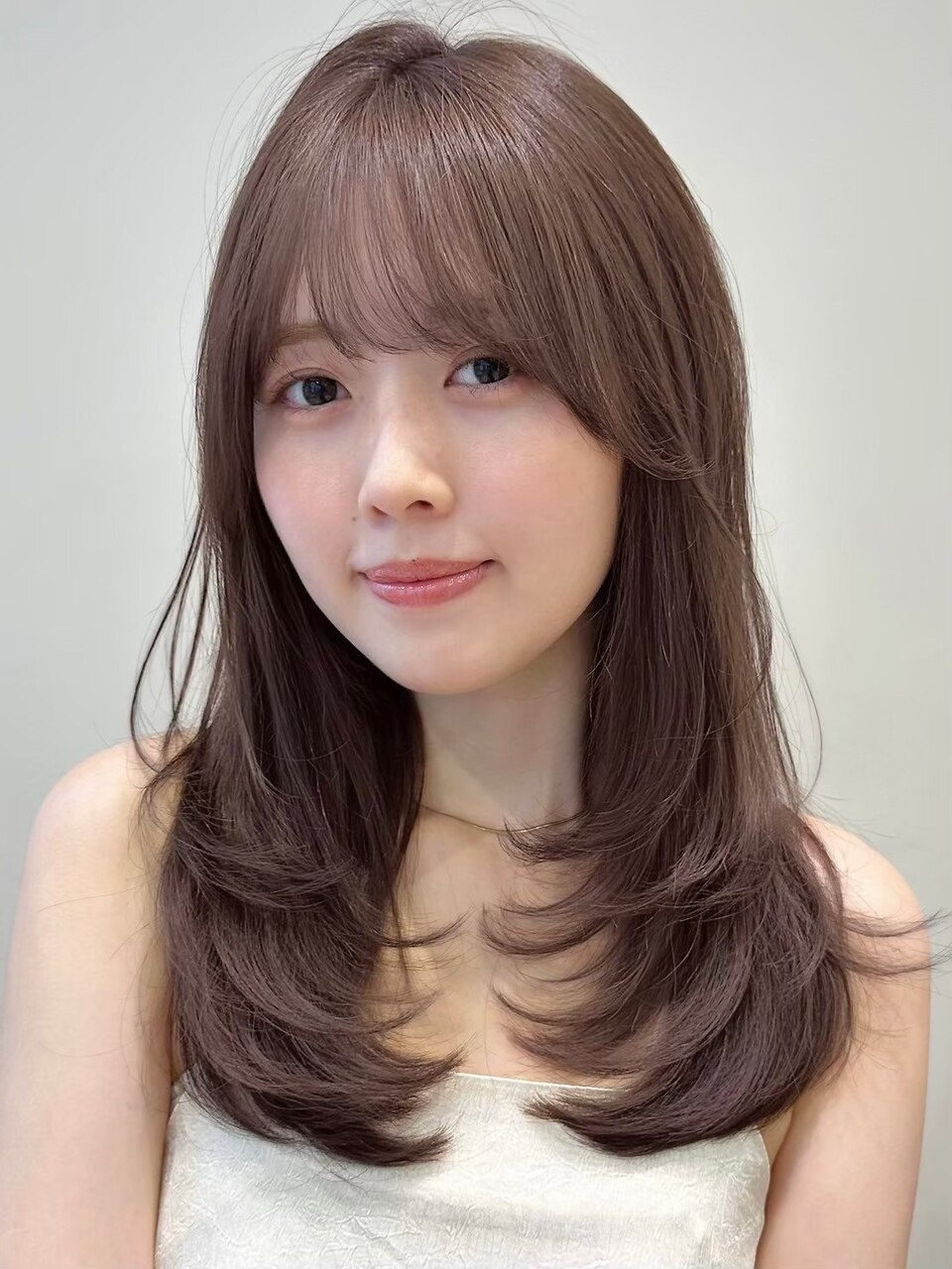 顔周りレイヤーカットくびれヘアミルクティーベージュカラー