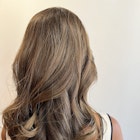 くせ毛を活かすロングレイヤー ミルクティーベージュ