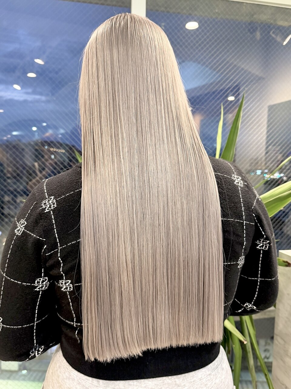 ホワイトベージュ／艶ストレートロング