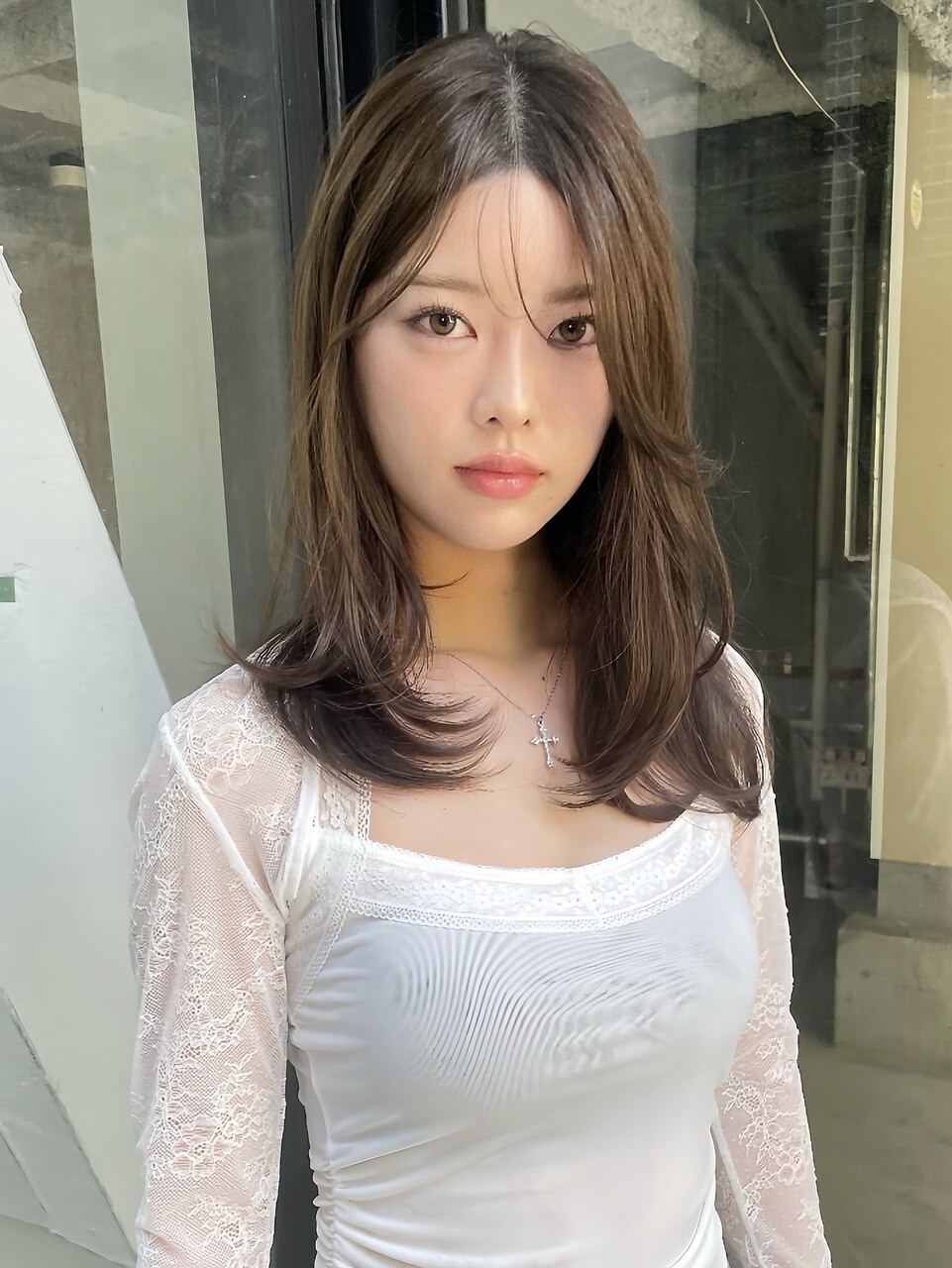 ミディアムレイヤーカット/オリーブベージュ