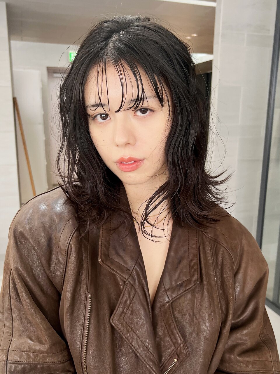 グレージュロング暗めカラー韓国ヘア顔周りレイヤー_F21108