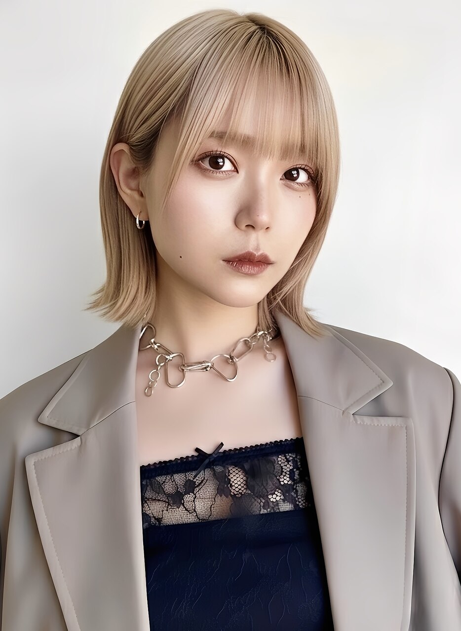 ミルクティーベージュ×レイヤーボブ／上品にまとまる旬なカラー