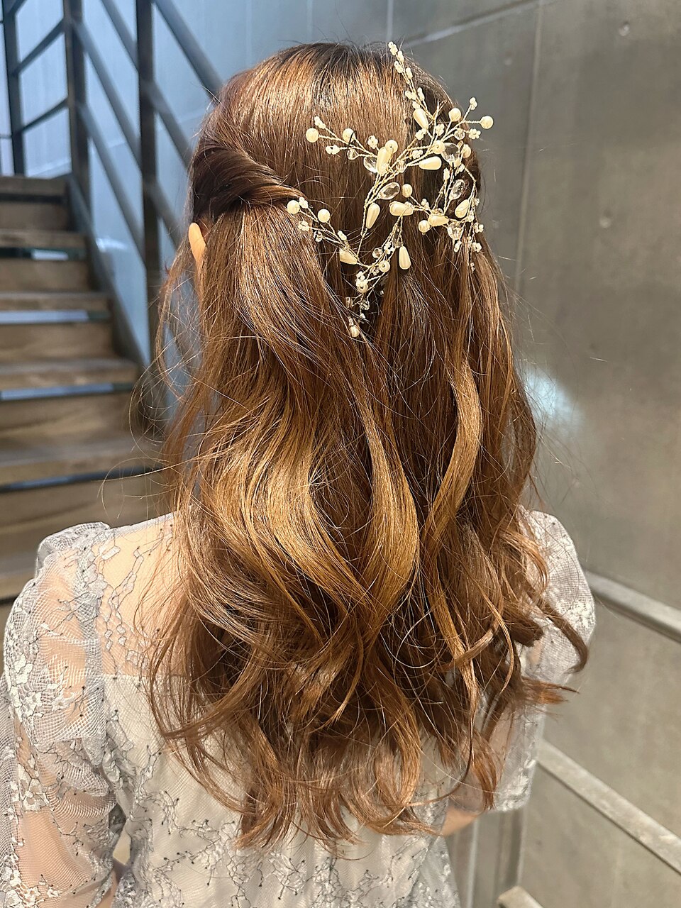 ねじり網みハーフアップ後れ毛くるりんぱ編み込み結婚式アレンジ