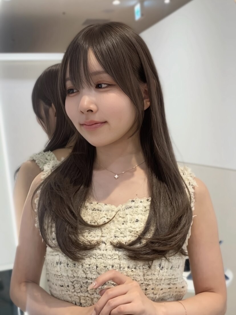 アッシュグレージュ×顔周りレイヤー