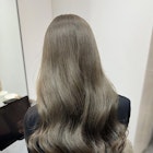 オリーブベージュ レイヤーカット 前髪 ブリーチなし 艶髪