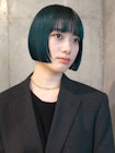 根元残しで馴染みのいいターコイズブルー×モードなミニボブ
