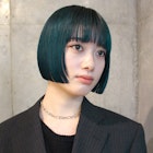根元残しで馴染みのいいターコイズブルー×モードなミニボブ