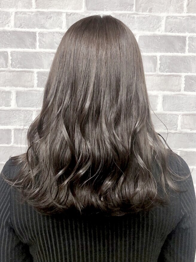 セミロングレイヤー × ブリーチなし × ラベンダーアッシュ色