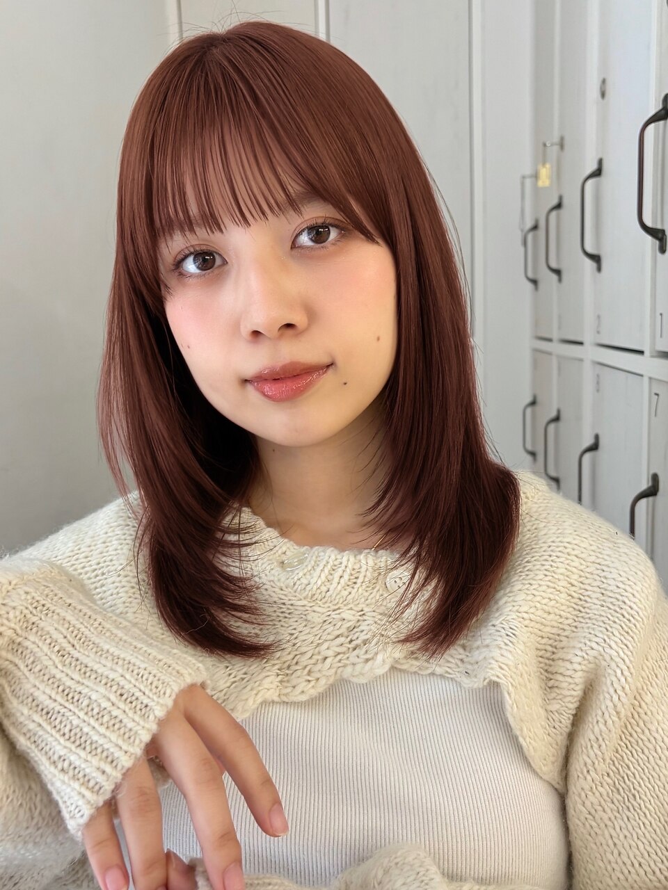 ミディアムレイヤー チェリーレッド 小顔 ワイドバング 暖色