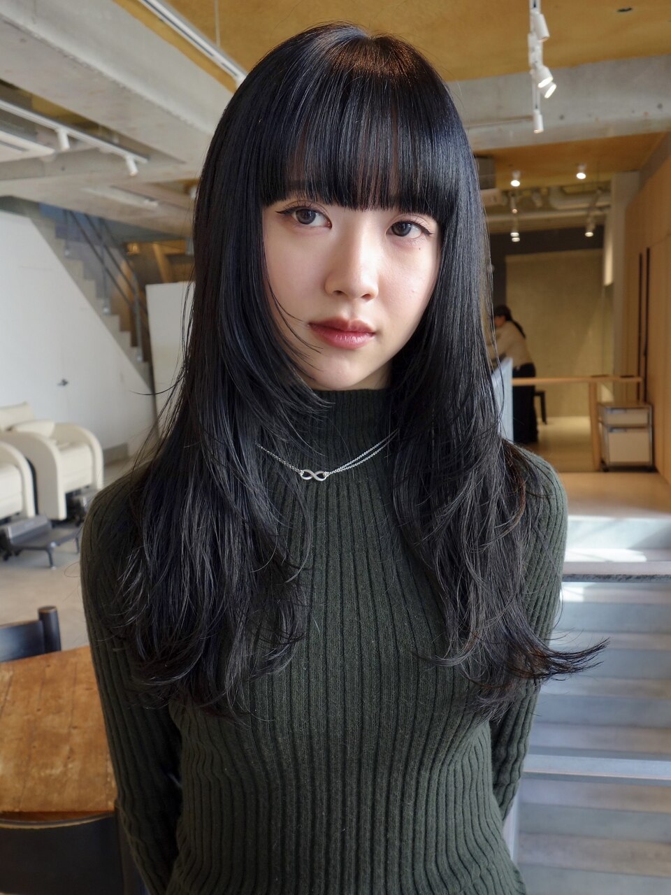 ワイドバングロングレイヤーカットブルーブラック