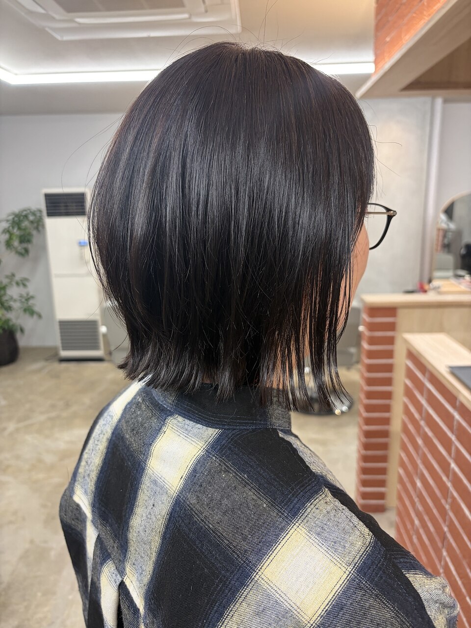 つるん！赤みを抑えた暗めグレージュのレイヤーボブ