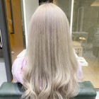 透明感ホワイトベージュのゆる巻きロングヘア