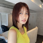 レイヤーカット顔まわりレイヤーチェリーレッドミディアムヘア