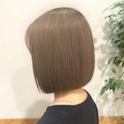 ミルクティーグレージュ×ミディアムボブ