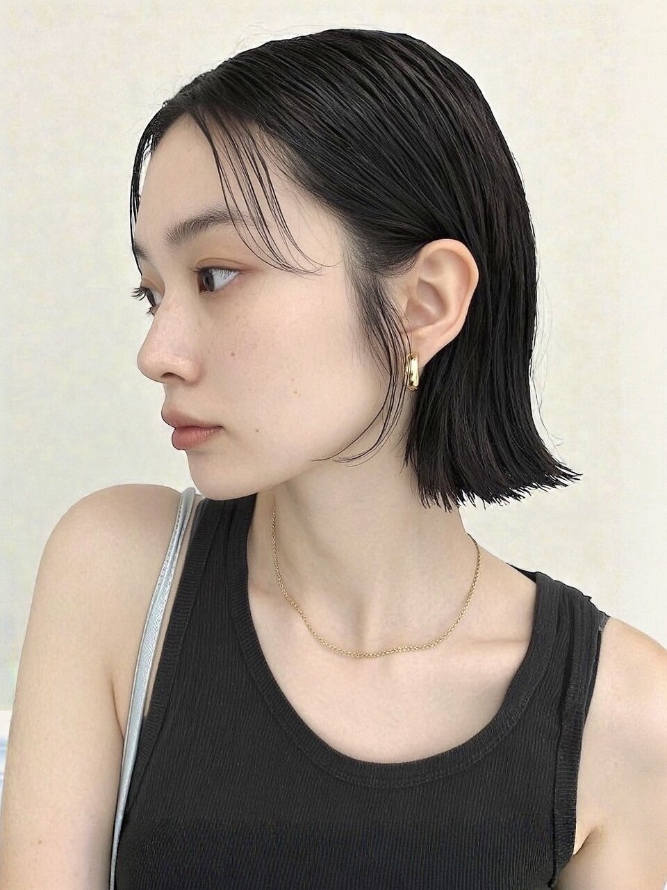 切りっぱなし長め外ハネボブ艶暗髪シースルーバング