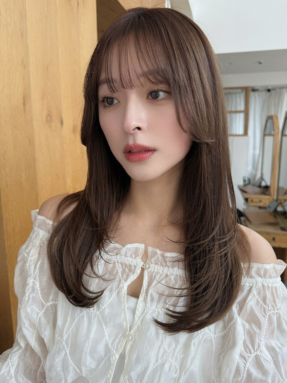 ミディアムレイヤーカットダークブラウン顔周りカット