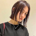 切りっぱなし長め外ハネボブ艶暗髪シースルーバング