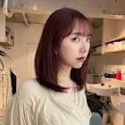 肌が明るく見える深みのあるボルドーカラー
