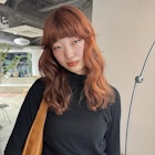 オレンジベージュフレンチバングミディアムレイヤーブリーチ