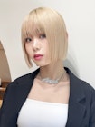 ブロンドカラーの切りっぱなしボブで洗練感◎