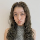 旬のオリーブカラーとこなれたハードなパーマスタイル