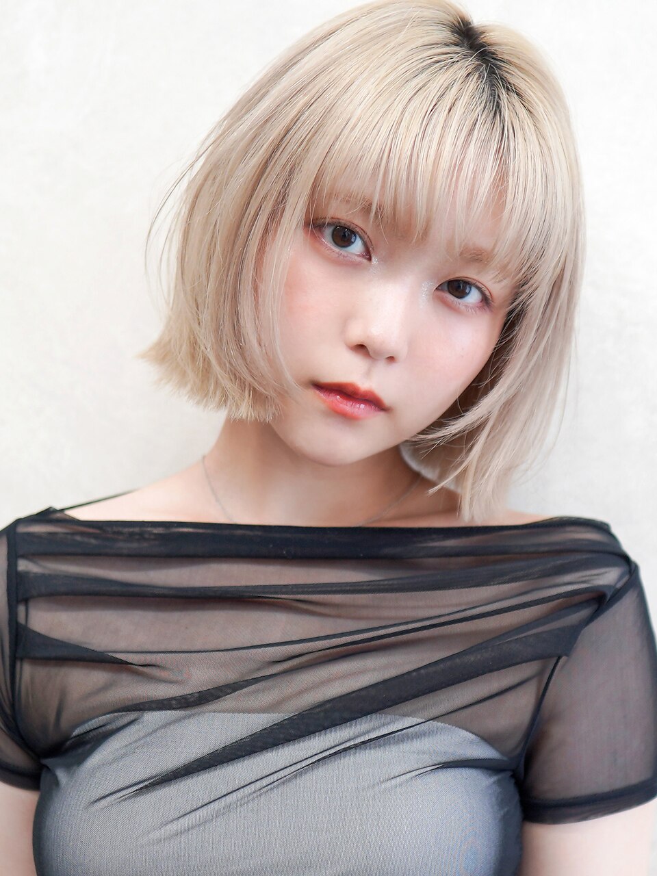 ホワイトブロンド×ケアブリーチ×切りっぱなしボブ