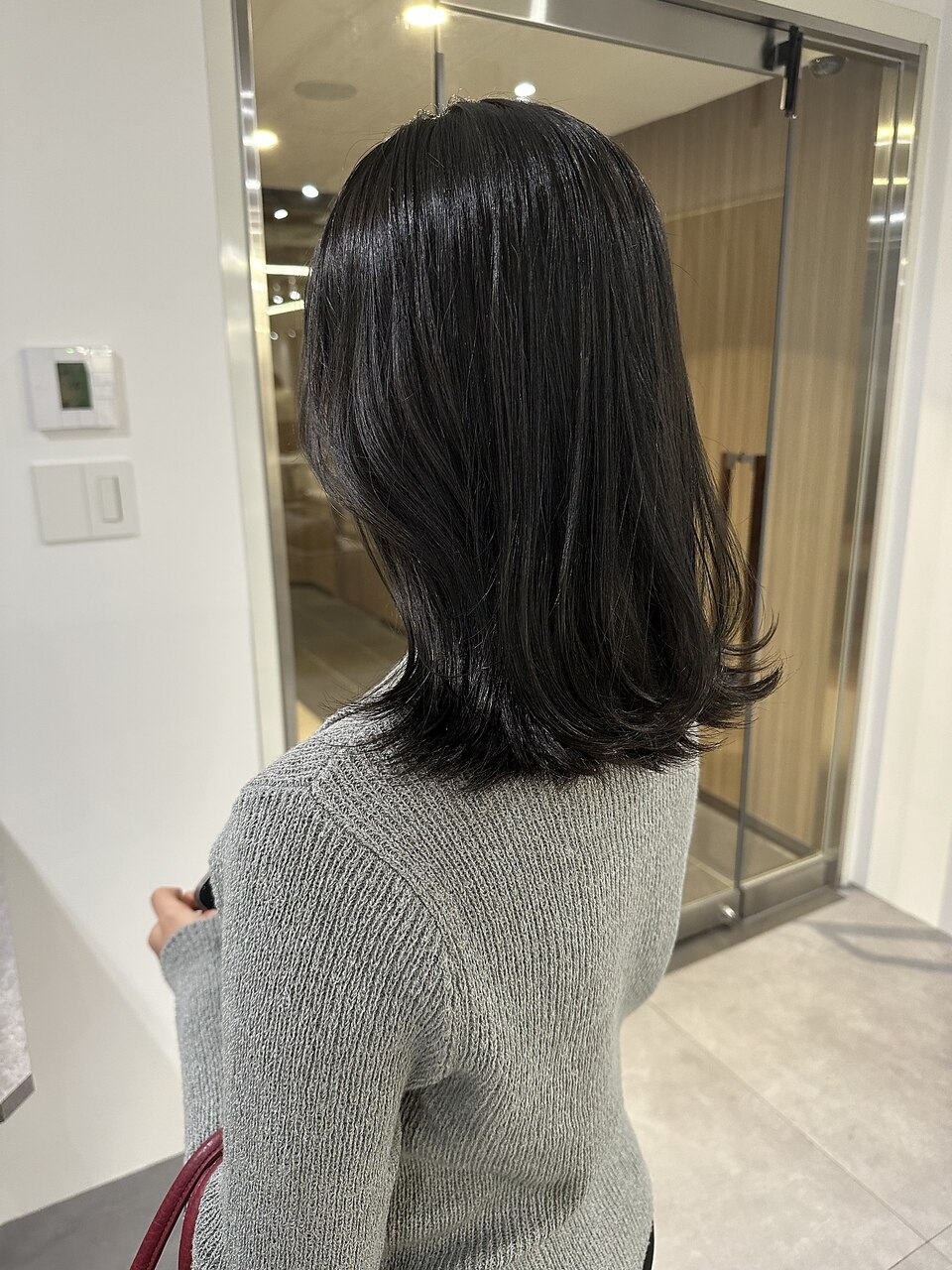 ミディアムヘアとオリーブグレージュ
